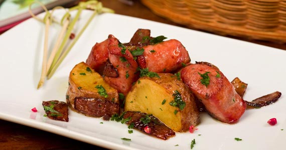Tapa de Chistorra , tomate confit, cebola e batatas.