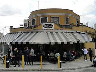 No Boteco São Paulo, na Pompéia, tem Feijoada na Cumbuca todos os Sábados com muito Samba.