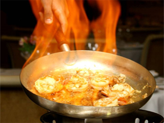 Sopas francesas, fondues e flambados, são as novidades para o inverno do Restaurante Charpentier, do Hotel Frontenac de Campos do Jordão
