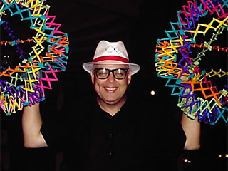 DJ Zé Pedro agita Instalação Fashion TV Brasil