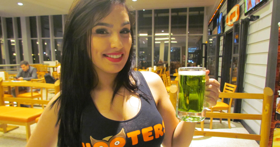 Hooters comemora o St. Patrick's Day com seu tradicional chopp verde