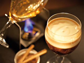 Aprenda a fazer um Irish Coffee e comemore o Saint Patrick´s Day