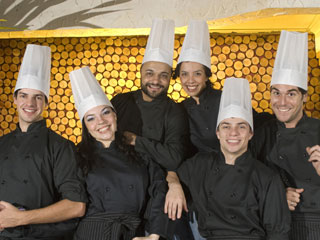Restaurante L’Open leva clientes de “De Volta aos Anos 70”