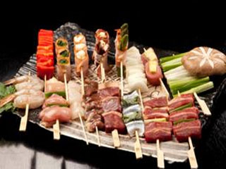 Chef Hideki Fuchikami destaca clássicos orientais num cardápio especial Chef Hideki Fuchikami destaca clássicos orientais num cardápio especial