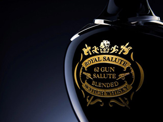 Whisky Royal Salute, bebida oficial das celebrações da família Real britânica, harmoniza menus especiais no Emiliano e Piselli