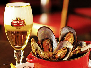 Astor harmoniza cardápio com o chopp Stella Artois