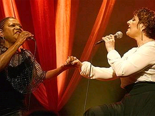 Alaíde Costa e Fátima Guedes no Teatro FECAP Alaíde Costa e Fátima Guedes no Teatro FECAP