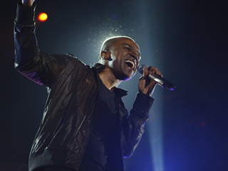 Alexandre Pires canta sucessos e novidades no palco do Credicard Hall