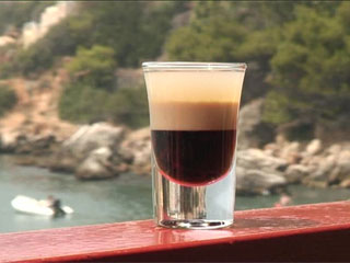 B-52 reúne três licores em um delicioso drink em três camadas