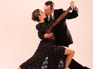 Osmar Odone e Sol Viviano ensinam os passos de Milonga, Tango Valsa e Tango Salão, na academia Tango B Aires