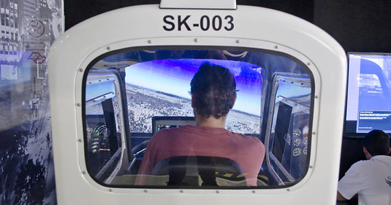 Clientes do tradicional Bar Brahma sobrevoam São Paulo com simulador de helicóptero