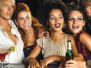 Sites oferecem bebidas e outros produtos essenciais para um esquenta em sistema delivery