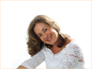 Beth Ripoli no Café Paon Beth Ripoli no Café Paon