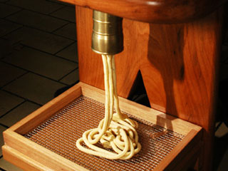 Aguzzo prepara massas no Bigolaro, peça que surgiu no século XIX para Aguzzo prepara massas no Bigolaro, peça que surgiu no século XIX para