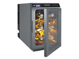 Lugar de Vinho é na mini adega MA60 da Black & Decker