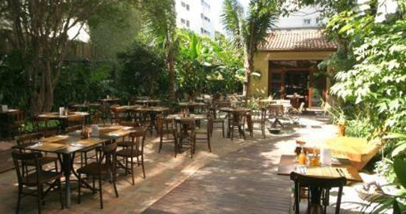 Chef Morena Leite oferce pastel especial no restaurante Capim Santo Chef Morena Leite oferce pastel especial no restaurante Capim Santo