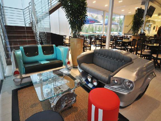 Car Lounge possui surpreendente decoração inspirada em elementos do automobilismo