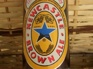 Forte, encorpada e única! Newcastle Brown Ale é a cerveja premium do inverno
