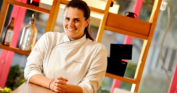 Os chefs Renata Cruz e Raphael Despirite cozinham juntos para comemorar um ano do Amici