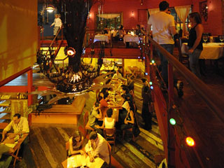 No Happy Hour do Cigana a segunda dose da bebida é por conta da casa No Happy Hour do Cigana a segunda dose da bebida é por conta da casa