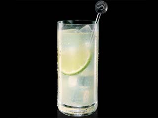 Aprenda a fazer um drink refrescante com Sagatiba e refrigerante de limão