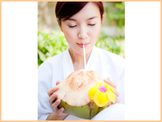 Conheça os benefícios da água de coco e aproveite o verão com saúde