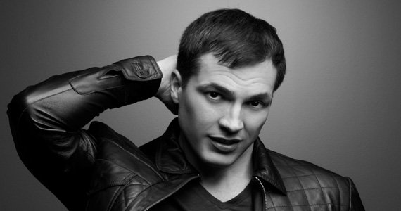 Daniel Boaventura lança seu primeiro DVD em apresentação no Teatro Abril