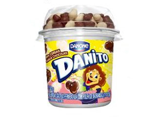 Danito chocoball e color alimentam brincando Danito chocoball e color alimentam brincando