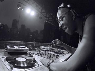 DJ Marky remixa Deadmau e Claude Von Stroke , lança CD em parceria com 4Hero e anuncia turnê na Europa DJ Marky remixa Deadmau e Claude Von Stroke , lança CD em parceria com 4Hero e anuncia turnê na Europa