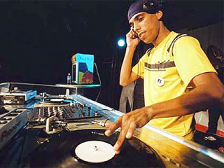 DJ Patife mostra seu estilo para reforçar aulas do Projeto Juventude Cidadã, da Prefeitura São Bernardo do Campo