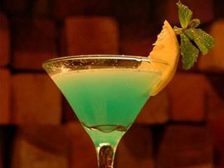 Wood’s Bar apresenta o drinque Wood’s Blue como opção para o período de calor