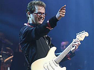 Edinho Santa Cruz e Banda fazem show na Via Funchal Edinho Santa Cruz e Banda fazem show na Via Funchal