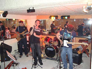 Emporium Rock faz show no Bar Santo Grau Emporium Rock faz show no Bar Santo Grau