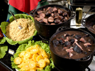 Marquês Restaurante Espeto & Bar inova com self-service de feijoada