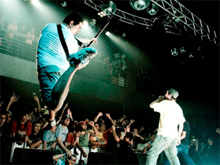 Garage Fuzz lança “Definitively Alive” Garage Fuzz lança “Definitively Alive”