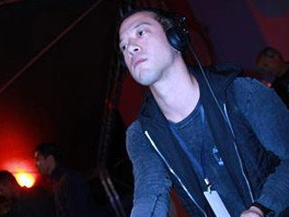 Kenzo Tominaga de volta ao Brasil se apresenta ao lado de Sammy Dee no Mothership Kenzo Tominaga de volta ao Brasil se apresenta ao lado de Sammy Dee no Mothership