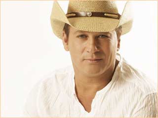 Band FM transmite show do cantor Leonardo ao vivo Band FM transmite show do cantor Leonardo ao vivo