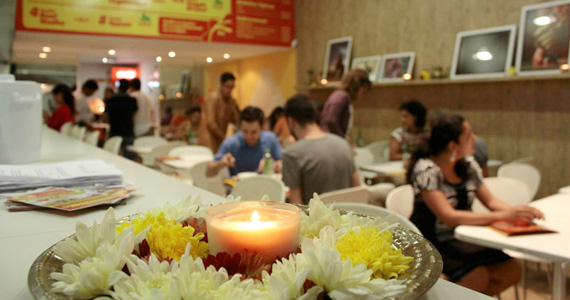 Restaurante Madhu celebra ano novo indiano com presentes e decoração especial
