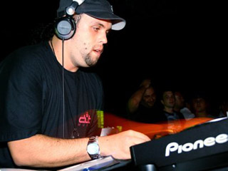 DJ Rodrigo Campos se apresenta no Manga Rosa