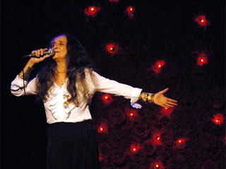 Maria Bethânia chega a São Paulo com o novo show Amor,Festa, Devoção Maria Bethânia chega a São Paulo com o novo show Amor,Festa, Devoção