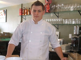 Barman e sushiman do restaurante São Paulo Tokyo ensina drink Sake Sunrise