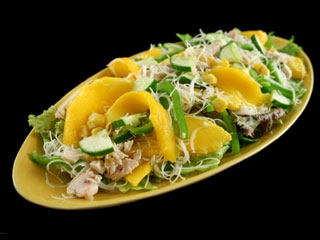 Salada de folhas ou de frutas? Que tal misturar as duas? Salada de folhas ou de frutas? Que tal misturar as duas?
