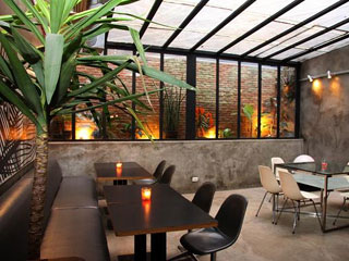 Repaginado, 8 Bar harmoniza ambiente descolado e intimista em clima de balada Repaginado, 8 Bar harmoniza ambiente descolado e intimista em clima de balada