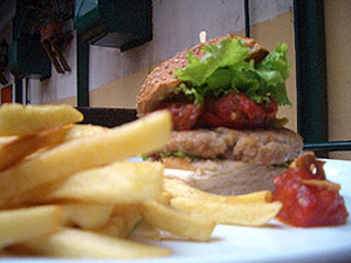 Hambúrguer de cordeiro, peixe e pernil são alguns dos atrativos do O Malley s Pub