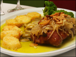 Saboreie os pratos do Antiquarius sem sair de casa com o serviço delivery