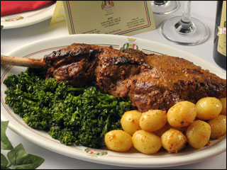 Cabrito assado e desossado é um dos pratos mais pedidos no Lellis Trattoria
