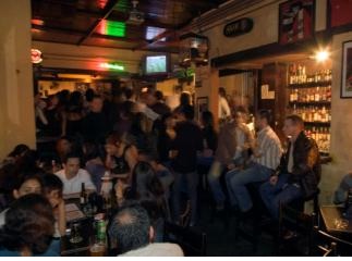 O pub irlandês O'Malley's oferece música ao vivo todos os dias da semana O pub irlandês O'Malley's oferece música ao vivo todos os dias da semana