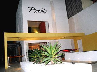 Pueblo Bar traz o espetáculo variedades variadas para o palco da casa Pueblo Bar traz o espetáculo variedades variadas para o palco da casa