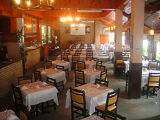 Oliveira, o chef parrilero do La Cabaña, ensina a preparar um tradicional acompanhamento para carnes: o molho chimichurri