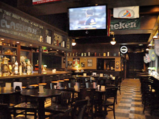 Torcer pelo Brasil em pub inglês é opção para quem busca espaço diferenciado, e nada intimidador, enquanto degusta cervejas das mais diversas partes do mundo Torcer pelo Brasil em pub inglês é opção para quem busca espaço diferenciado, e nada intimidador, enquanto degusta cervejas das mais diversas partes do mundo